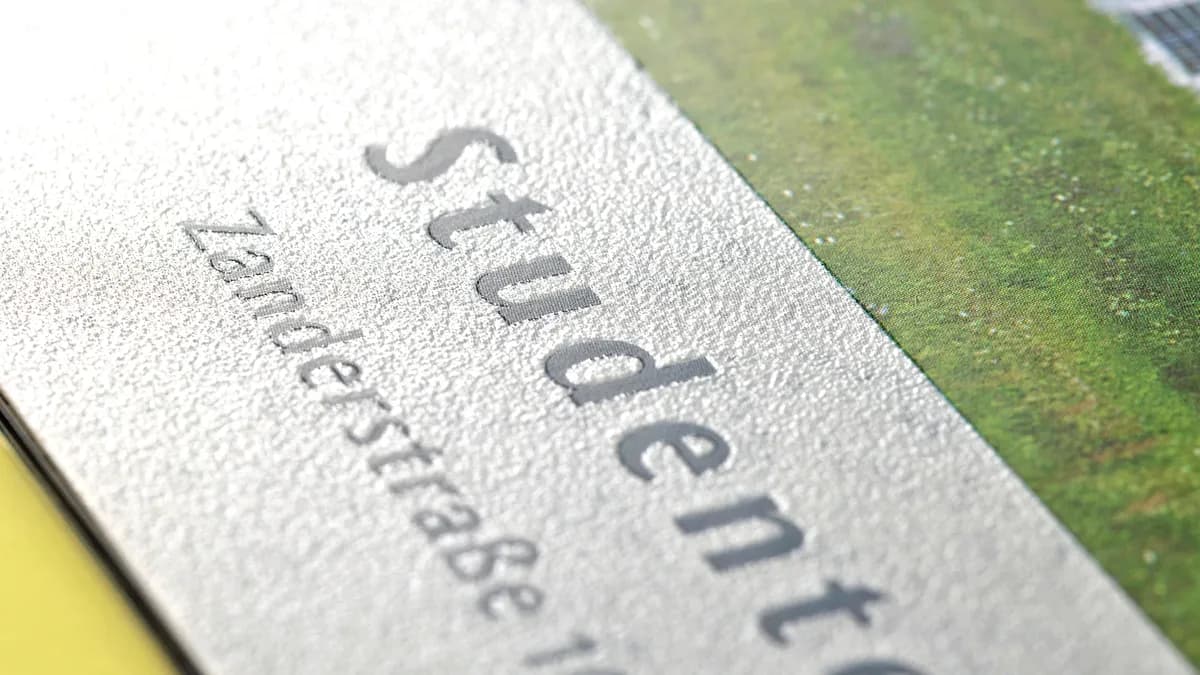 Hochwertige Broschüre mit auffälligem Hybridlack auf dem Cover – produziert im UV-Offsetdruck bei X-Press Berlin