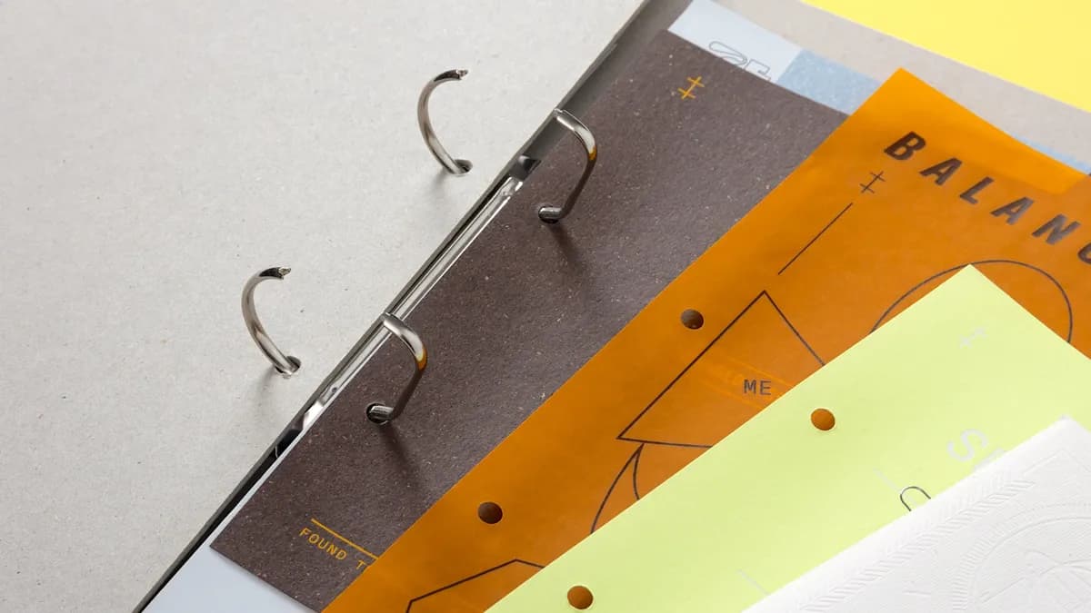 Kreativ gestalteter Ordner mit individuell konfektionierten Druckprodukten – realisiert im Offset- und Siebdruck bei X-Press Berlin