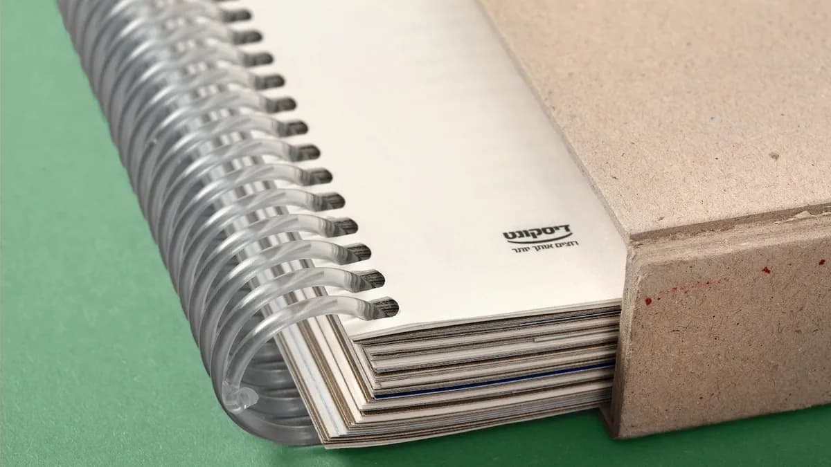 Buch mit transparenter Spiralbindung und Einschieber – gedruckt auf Recyclingpapier mit Heißfolienprägung