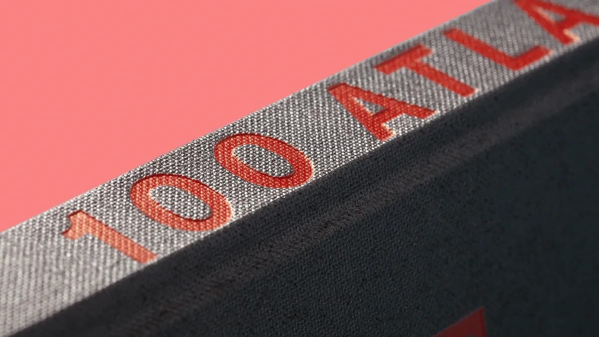 Hardcover-Buch mit Heißfolienprägung und farbigem Lesezeichen – hochwertig produziert im Offsetdruck