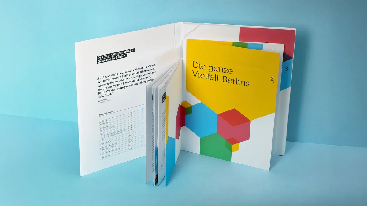 Buch mit Klebebindung, farbigem Lesezeichen und beigelegten Zusatzseiten – produziert im Offsetdruck bei X-Press Berlin