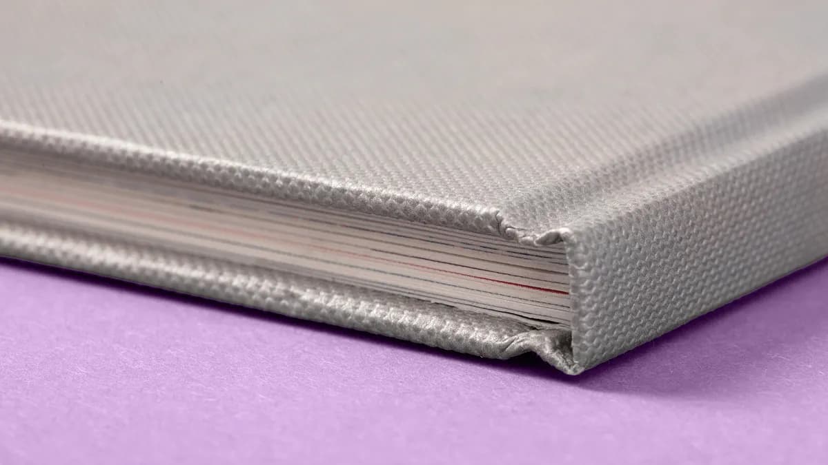 Hardcover-Buch mit Umschlag aus S-Color Neuleinen und transparenter Heißfolienprägung