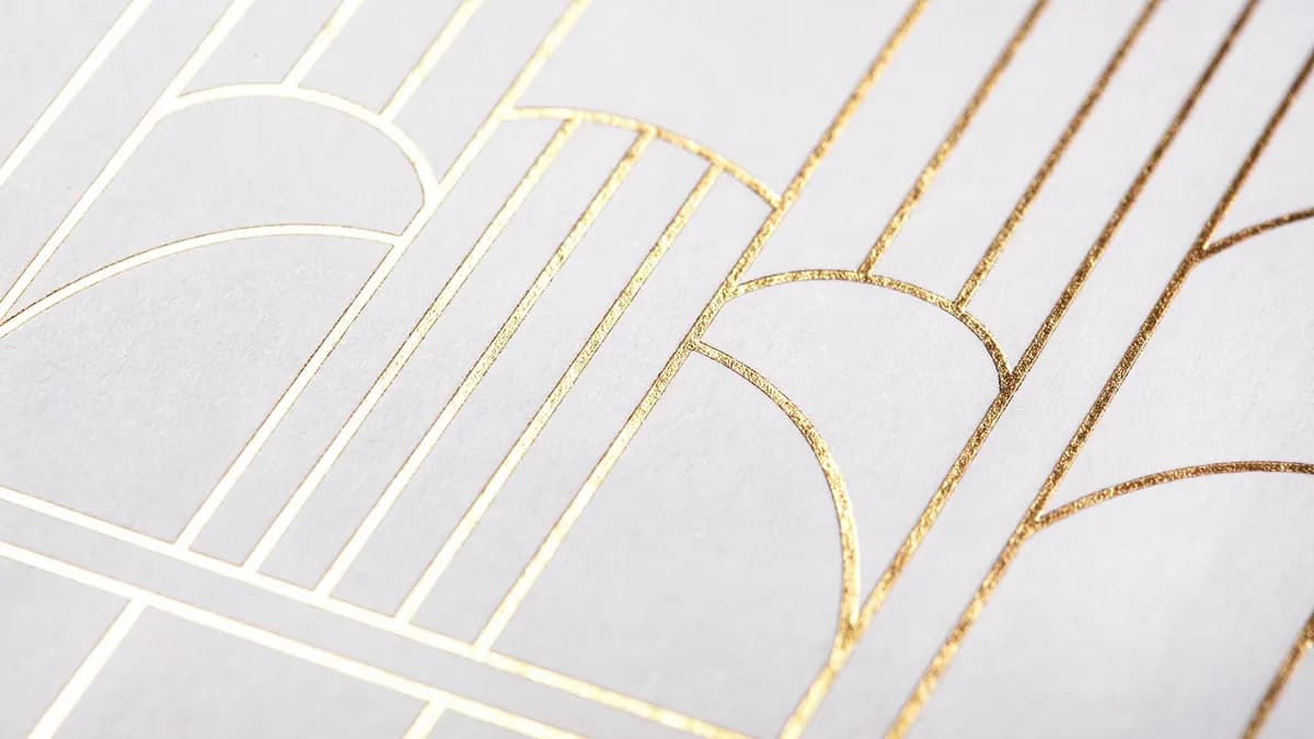Flyer mit goldener Heißfolienprägung auf ungestrichenem Naturpapier – produziert im Offsetdruck bei X-Press Berlin