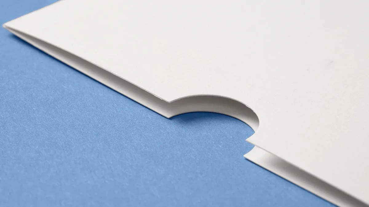 Gutschein-Hülle mit goldener Reliefprägung und Formstanzung – gefertigt auf Meta Paper Extra Rough White