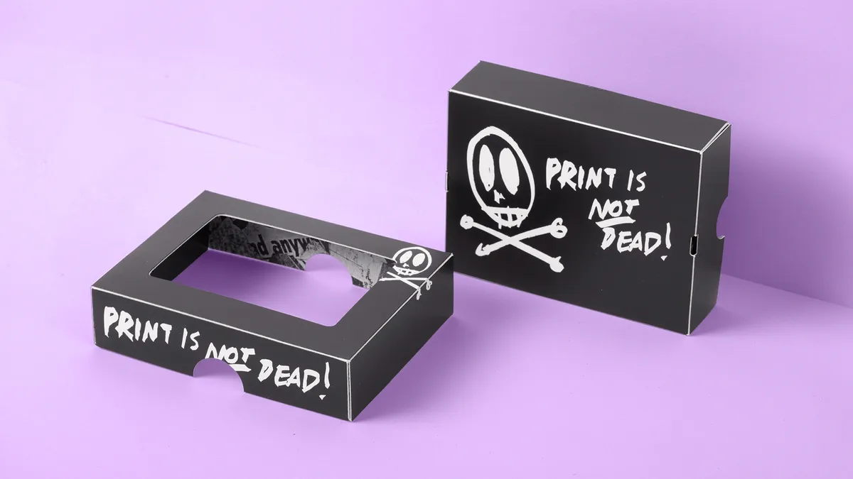 Print is not dead - Verpackungslösung für Visitenkarten mit Sichtfenster – gestanzte Box aus 500 g/m² Symbalcard, produziert bei X-Press Berlin
