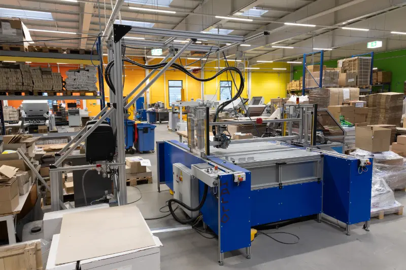 Bickers GLUEJET 13.18 PI2 (Weiterverarbeitung) – Kleberoboter für die Automatisierung von Klebeprozessen in der Weiterverarbeitung hochwertiger Drucksachen.