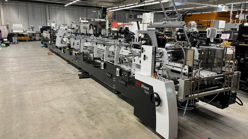 Diana Easy 115 – Faltschachtel-Klebemaschine zur Herstellung hochwertiger Verpackungen in der Druckerei X-Press Berlin