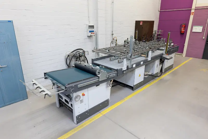 KAMA ProFold 74 (Weiterverarbeitung) – Automatisierte Klebe- und Falzmaschine für kreative und präzise Verpackungslösungen.