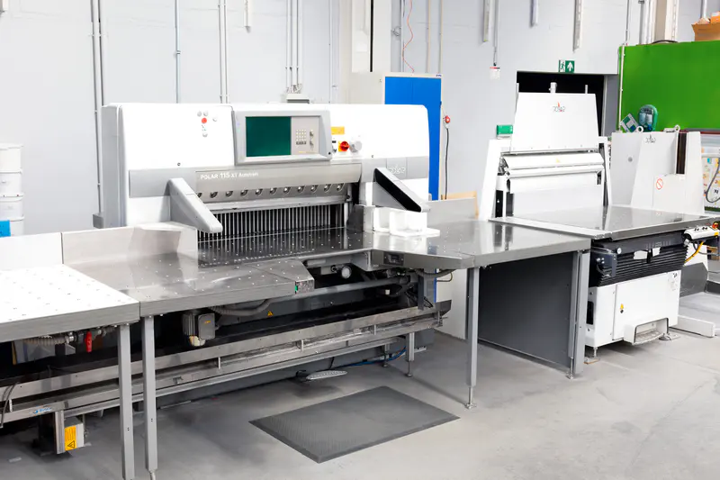 POLAR 115 XT AT (Schneidroboter) – Präzise Schneidanlage für Weiterverarbeitung und Veredelung in der Druckerei Berlin.