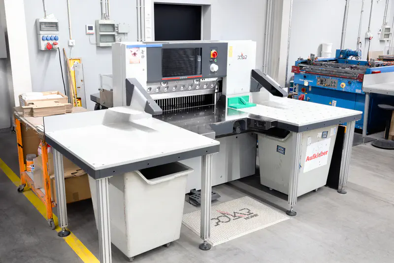 POLAR 92 ED (Schneidroboter) – Präzise Schneidanlage für Weiterverarbeitung und Veredelung in der Druckerei Berlin.