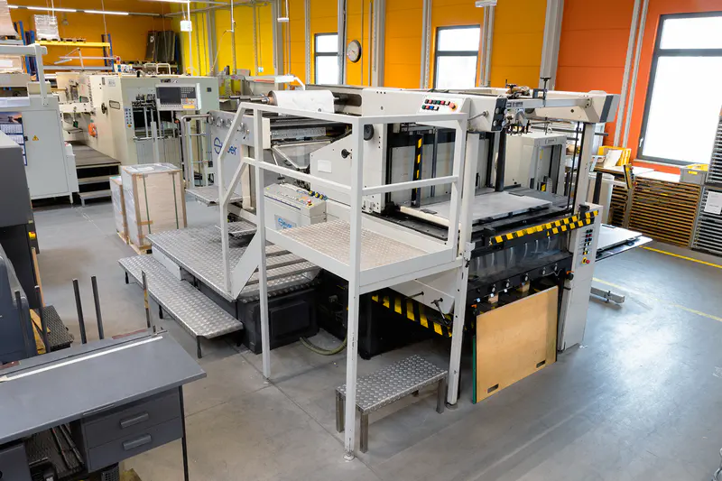 Steuer PZ104 Heißfolienprägezylinder (Prägemaschine) – Präzisionsmaschine für Heißfolienprägungen, ideal für die Veredelung von Plakaten und Broschüren.