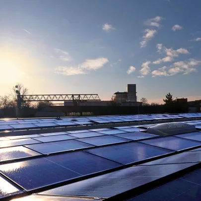 Photovoltaikanlage auf dem Dach der Druckerei X-Press aus Berlin – nachhaltige Energiegewinnung für eine umweltfreundliche Druckproduktion.
