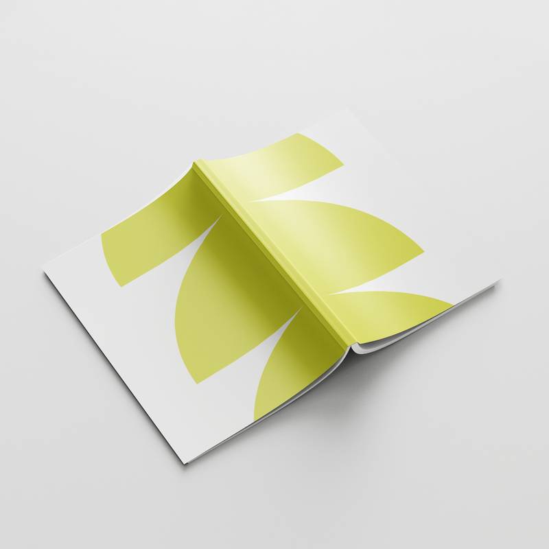 Kataloge und Magazine mit Prägungen und brillanten Farben – gedruckt bei X-Press Berlin.