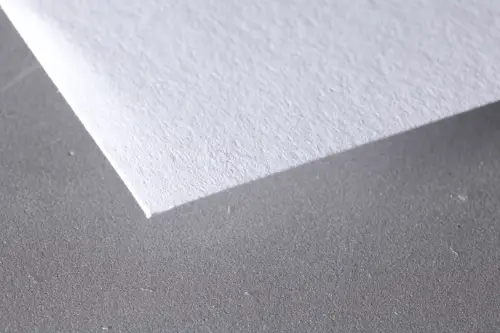 Naturpapier Amber Graphic von Arctic Paper, perfekt für brillante Druckergebnisse, erhältlich bei der Berliner Druckerei X-Press.