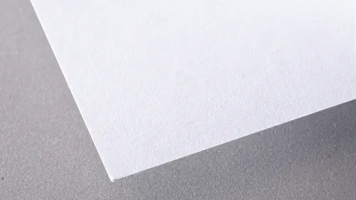Bilderdruckpapier matt GardaPat 13 Bianka mit 1.3 Volumen von Lecta, Färbung kaltweiß, erhältlich bei der Berliner Druckerei X-Press.