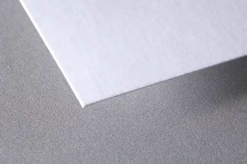 Chromosulfatkarton Invercote G von Iggesund, ideal für Verpackungen und hochwertige Drucke, erhältlich bei der Berliner Druckerei X-Press.