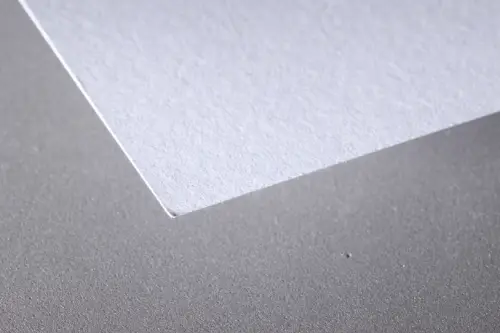 Feinstpapier Munken Rough Kristall von Arctic Paper, perfekt für brillante Ergebnisse, erhältlich bei der Berliner Druckerei X-Press.