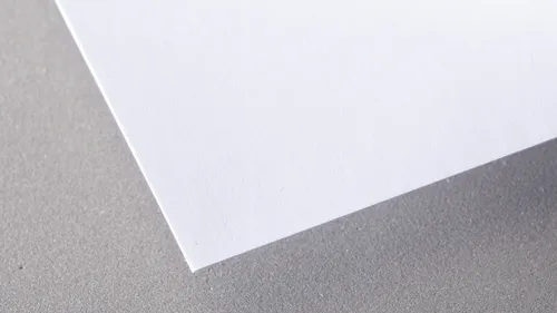 Recycling-Bilderdruckpapier von Lenzing Papier, Färbung weiß, erhältlich bei der Berliner Druckerei X-Press.
