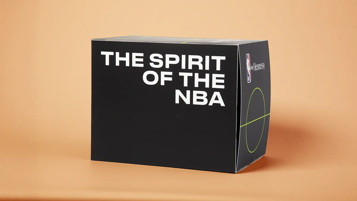 Hochwertige Markenverpackung mit gestanztem Innenleben und Basketball – ein Projekt der Druckerei X-Press aus Berlin