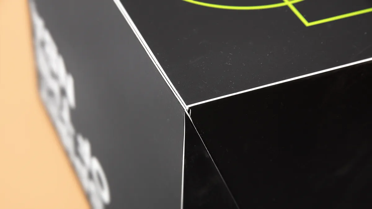 Veredelter UV-Offsetdruck mit Deckweiß auf Graspapier – kreative Verpackungslösung von X-Press Berlin für Hennessy NBA