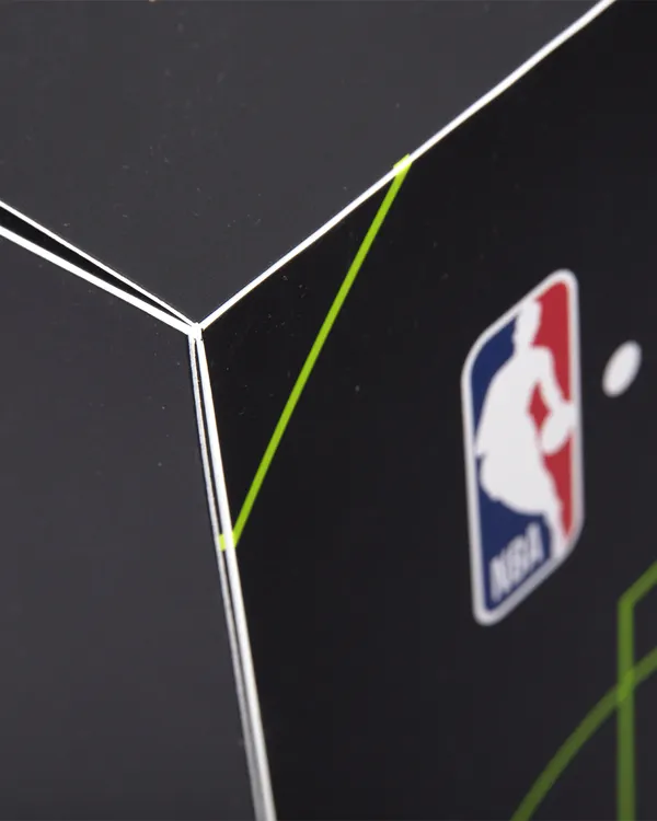 Gestanzte Verpackung mit überraschendem Innenleben – Hennessy trifft auf Basketball-Design und kreative Druckveredelung