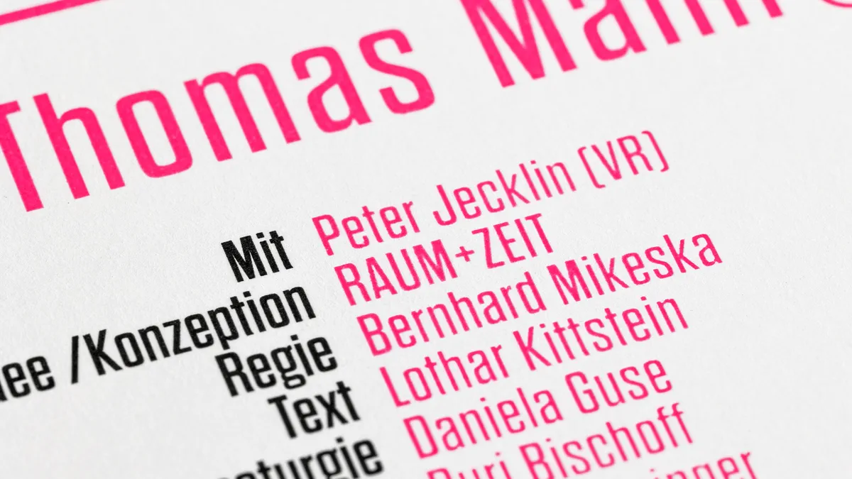 Veranstaltungsflyer mit Pantone-Neonfarbe und individueller Formstanzung – realisiert von X-Press in Berlin