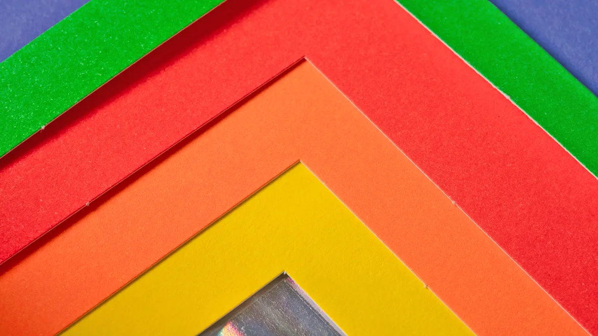 Premium-Flyer mit Falzung, Stanzung und Sonderfarben – Beispiel für kreative Druckveredelung im Offsetdruck