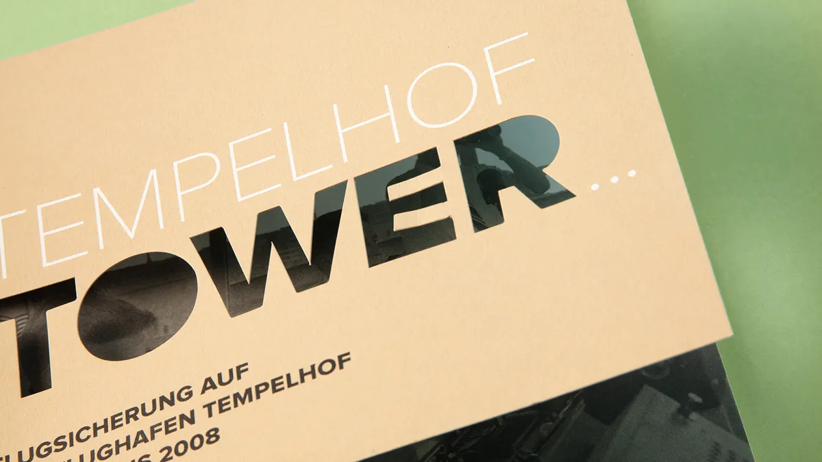 Hochwertiges Magazin mit gestanztem Cover und Klebebindung – gedruckt auf Keaykolour recycled camel