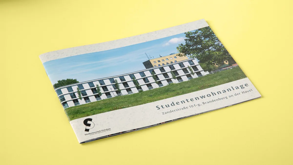 Detailansicht einer Broschüre mit UV-Offsetdruck und Hybridlack – effektvolle Veredelung für starke Markenkommunikation