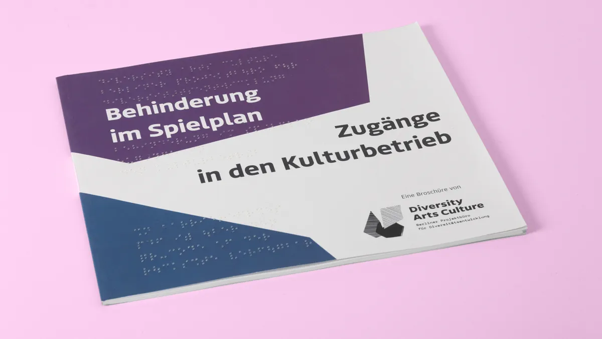 Hochwertiges Magazin mit Brailleschrift als haptisches Designelement – realisiert im Offsetdruck mit Klebebindung