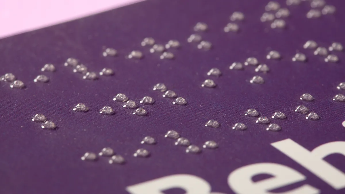 Magazin mit Blindenschrift lackiert