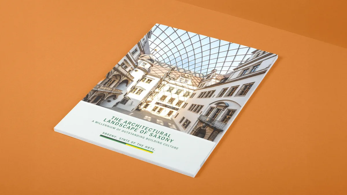 Hochwertiges Cover mit glänzend-matter Hybridlackierung – Broschüre aus der Druckerei X-Press in Berlin