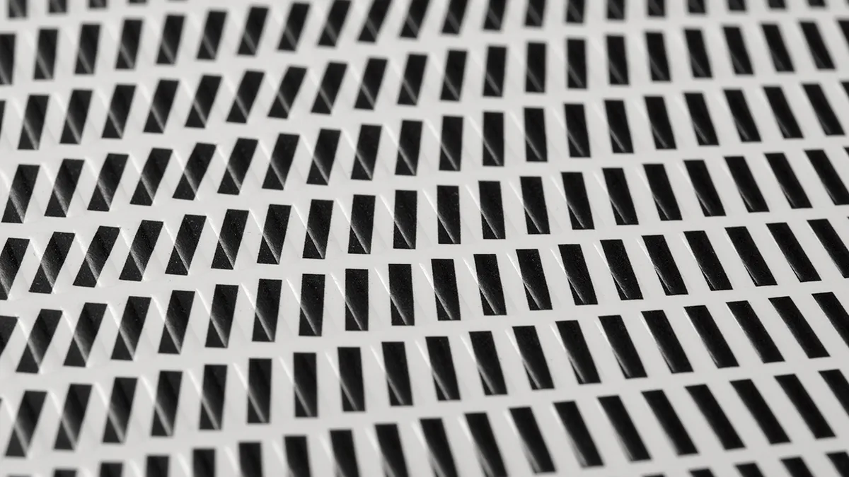 Blindgeprägtes Design auf Volumenpapier – Klappkarte mit haptischem Mehrwert aus der Druckerei X-Press