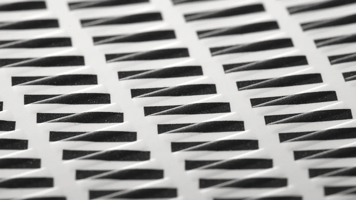 Detailansicht einer Offset-Klappkarte mit geprägtem Element und strukturierter Nut für exakte Falzung