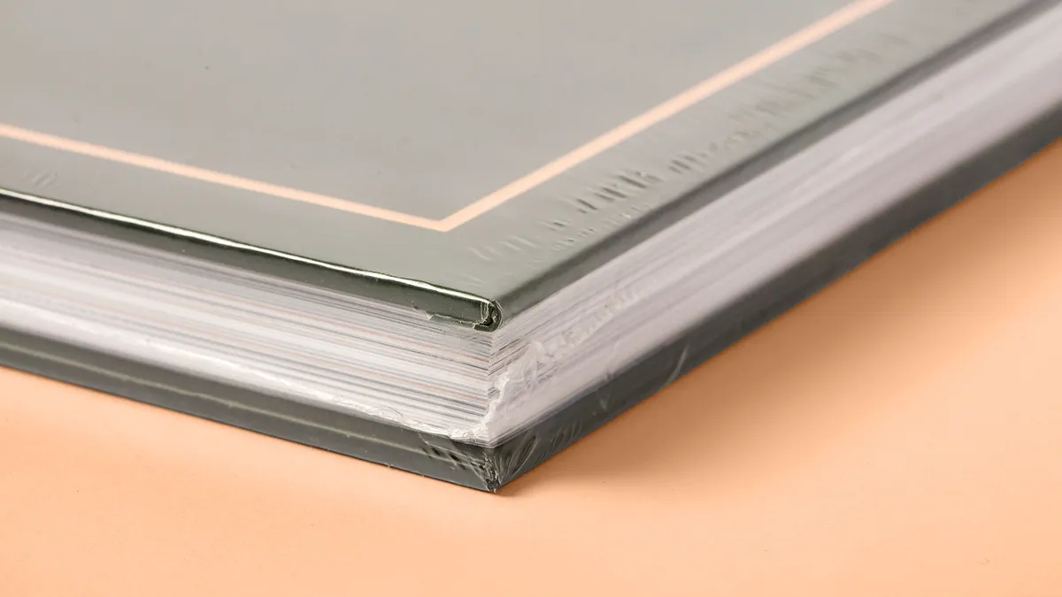 Buch mit edler Heißfolienprägung auf dem Umschlag und robuster Hardcoverbindung mit Fadenheftung