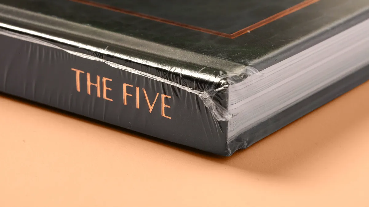 Hardcover-Buch mit Heißfolienprägung