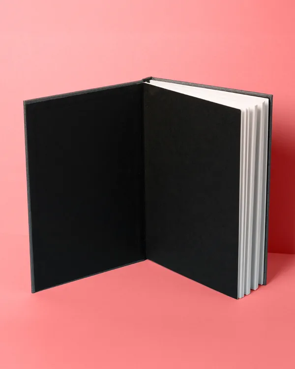 Premium-Buch mit Lesefaden, geprägtem Umschlag und Offsetdruck auf matt gestrichenem Bilderdruckpapier