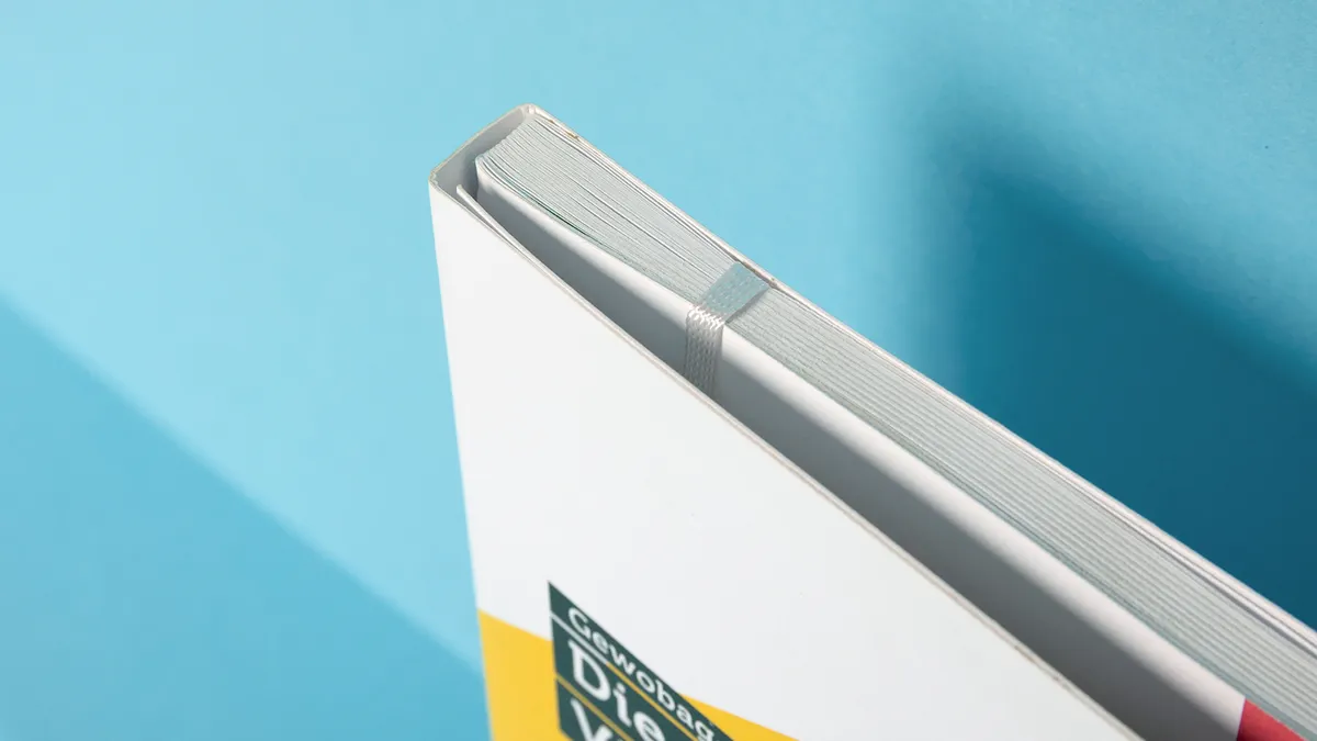 Broschüre mit Lesezeichenband und beigelegtem Infomaterial – produziert von der Druckerei X-Press