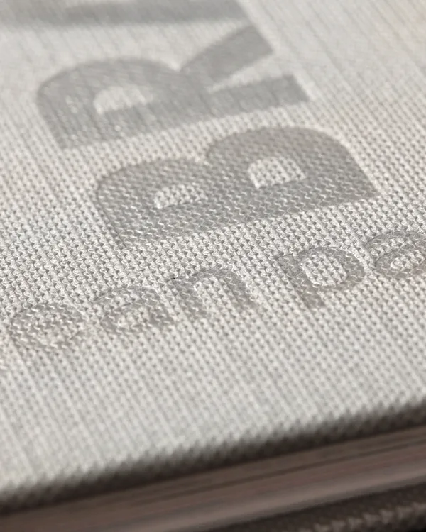 Hardcover mit transparenter Prägung und Sonderfarbe – produziert von X-Press, der Druckerei aus Berlin
