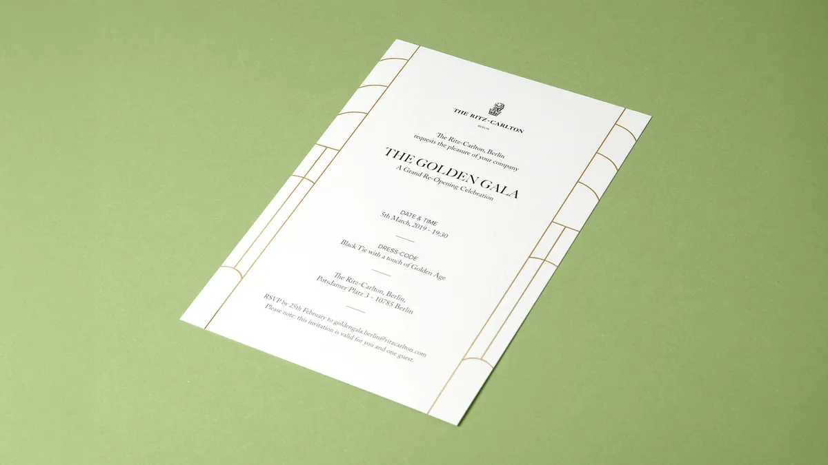 Offsetgedruckter Flyer mit glänzender Goldprägung – Druckveredelung von X-Press, der Druckerei aus Berlin