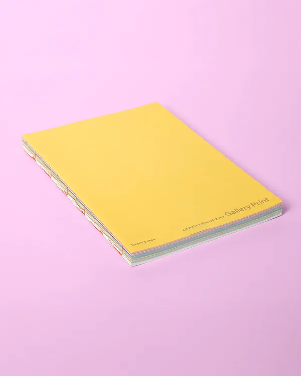Offen gebundenes Buch mit sichtbarer Fadenheftung – hochwertiger Offsetdruck für kreatives Editorial Design