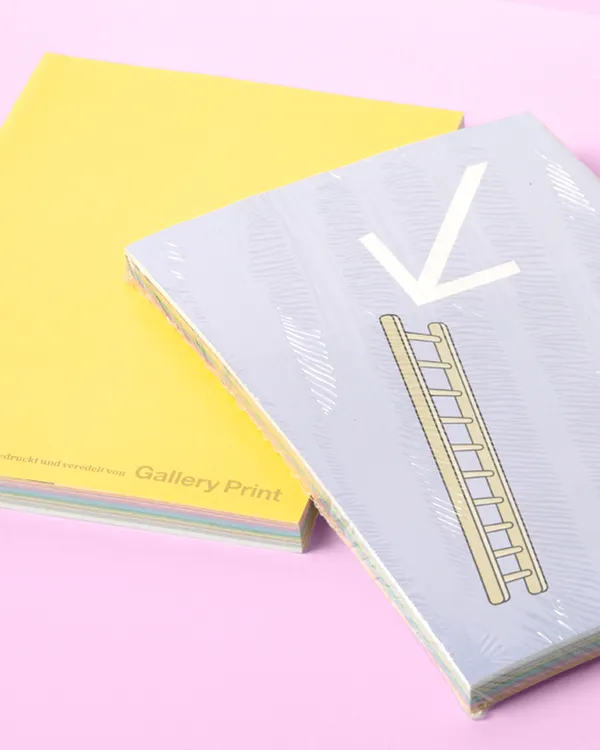 Offsetgedrucktes Buch mit handwerklich offener Fadenbindung – produziert bei X-Press in Berlin