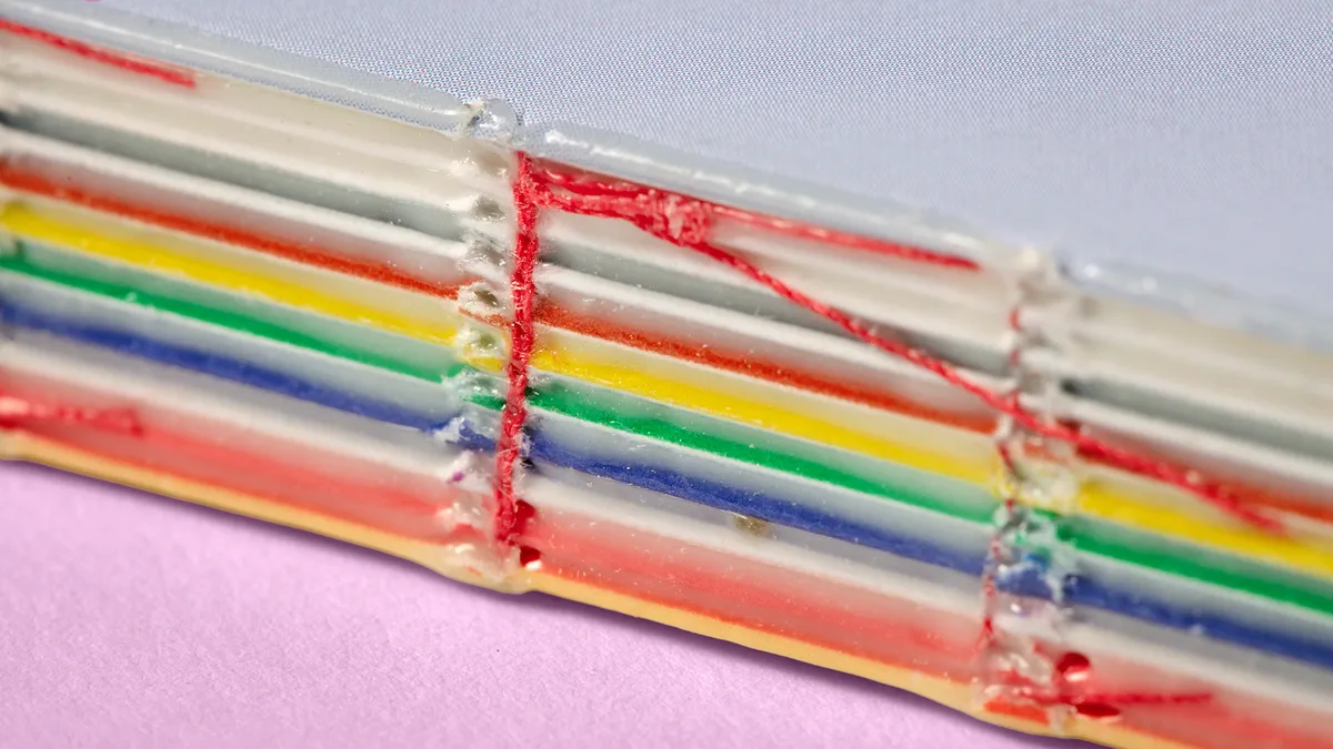 Offene Buchbindung mit farbiger Fadenheftung – moderne Gestaltung auf Soporset im Offsetdruck