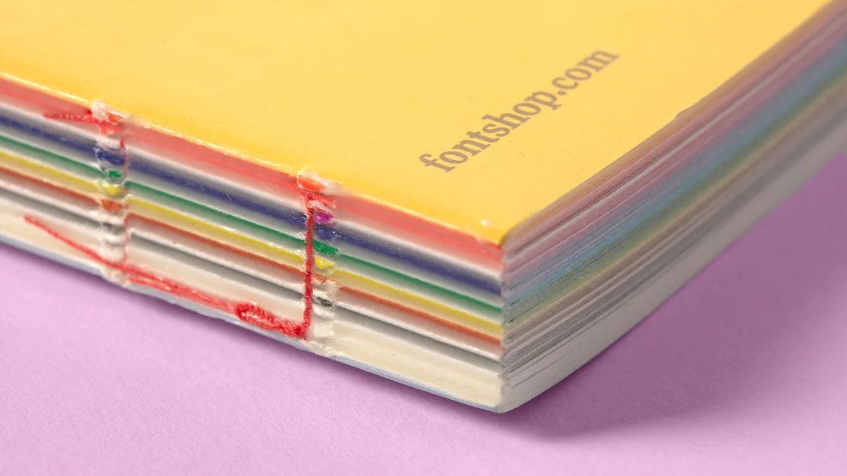 Kreativ produziertes Buch mit offener Fadenheftung und transparenter Folieneinschweißung für Versand oder Präsentation