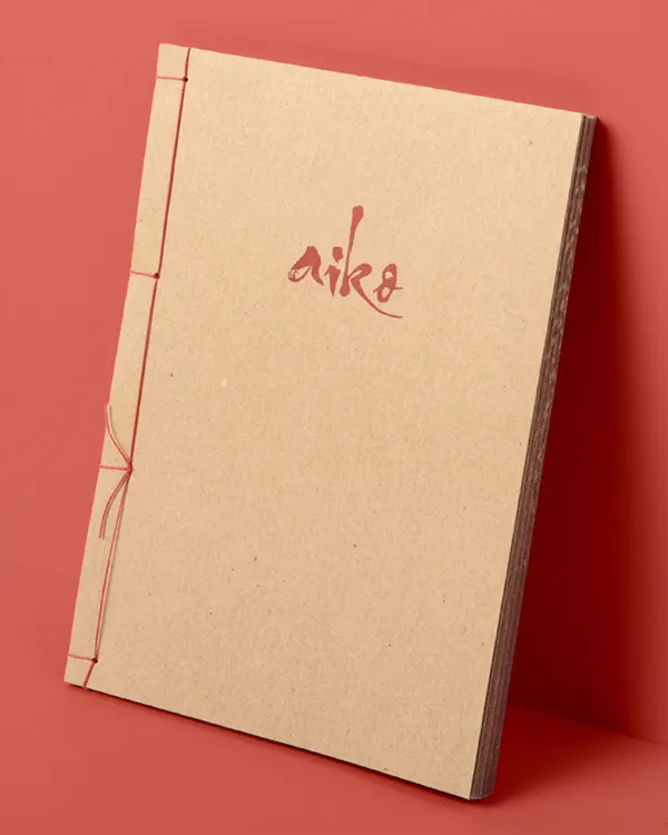 Detailansicht einer Speisekarte mit japanischer Bindung – Offsetdruck auf rustikalem Packpapier