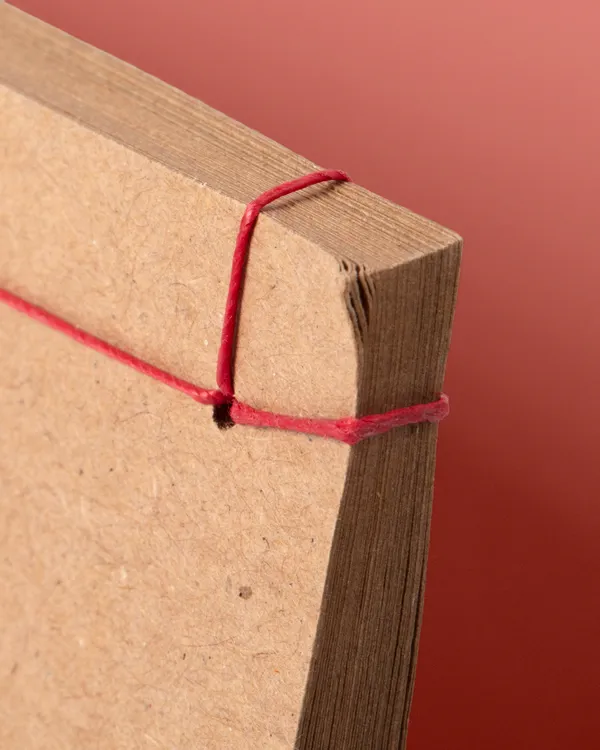 Handgebundene Getränkekarte aus Kraftpapier – produziert bei X-Press, der Druckerei aus Berlin