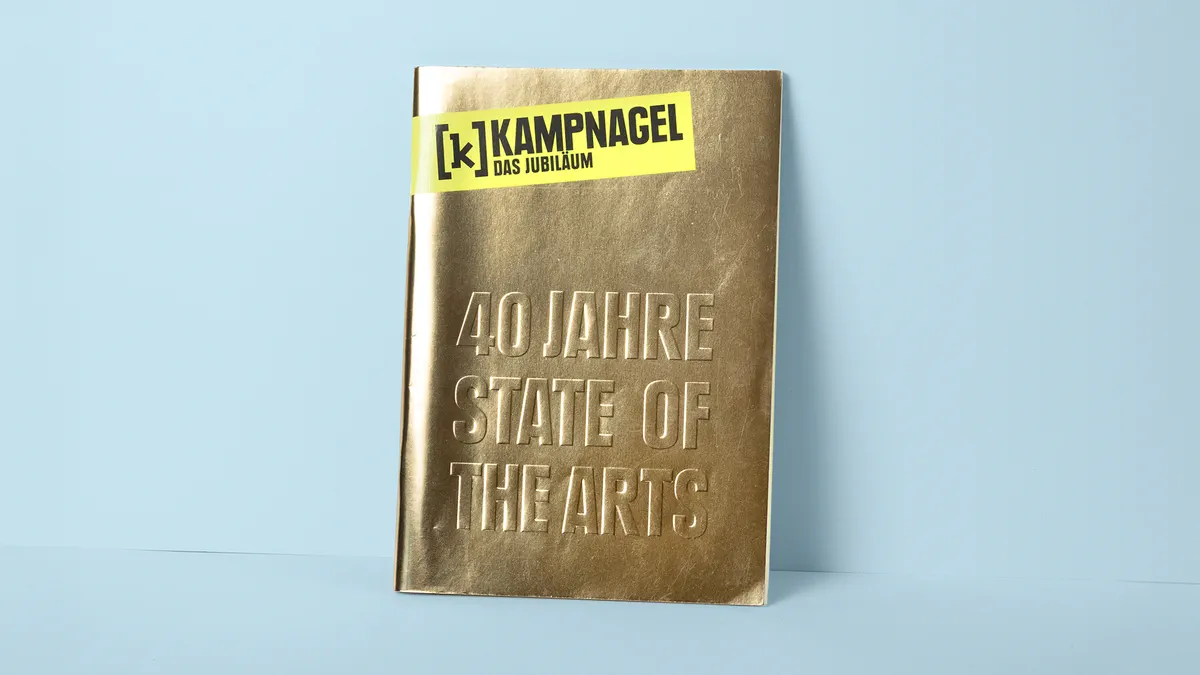 Coververedelung mit Prägung und Sonderfarbe Pantone 901 – modernes Magazin mit Klebebindung