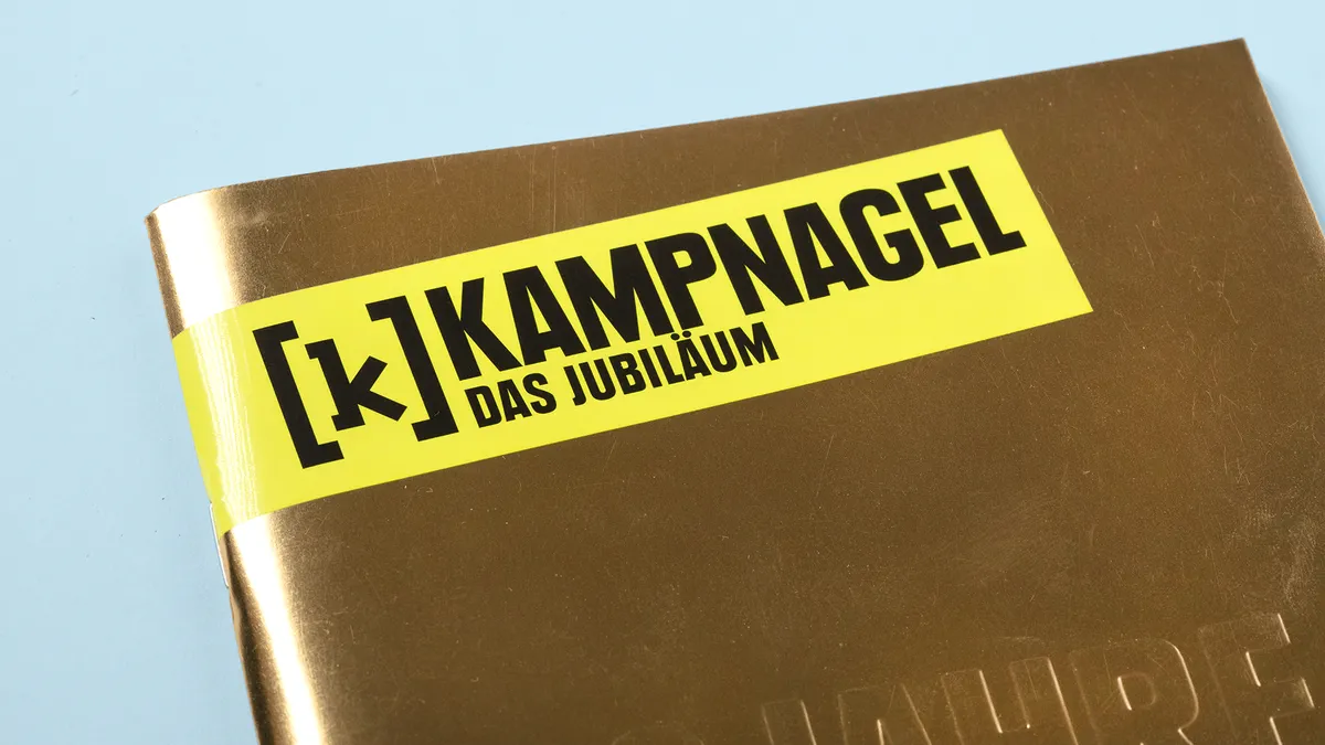 Covergestaltung mit Blindprägung, UV-Lack und Kaltfolienelementen – produziert von X-Press Berlin
