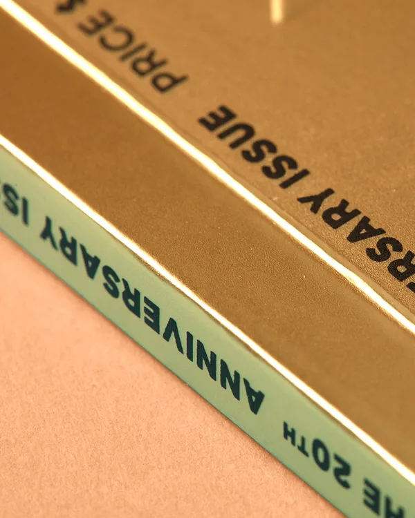 Veredeltes Cover mit Goldfolie und feiner Blindprägung – hochwertiges Magazin mit Klebebindung