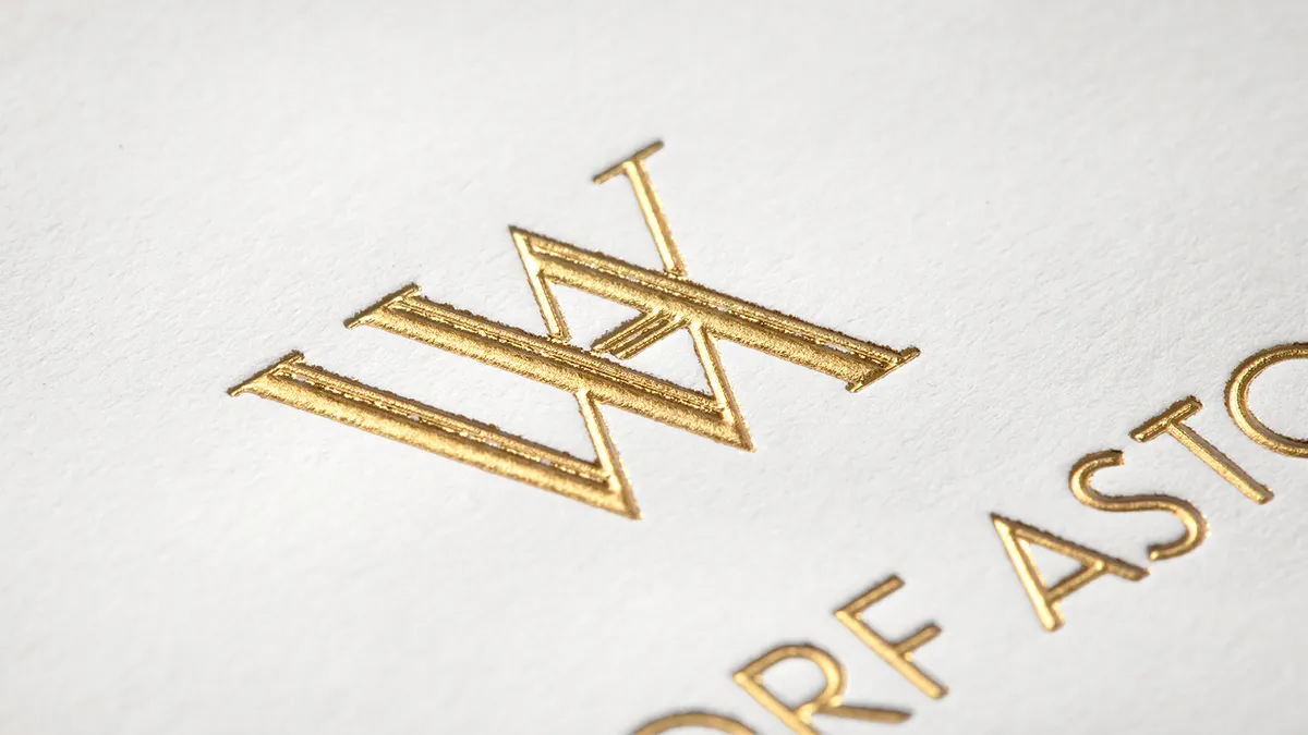 Edle Verpackung für Gutscheine mit Goldprägung auf strukturiertem Naturpapier – realisiert von X-Press Berlin